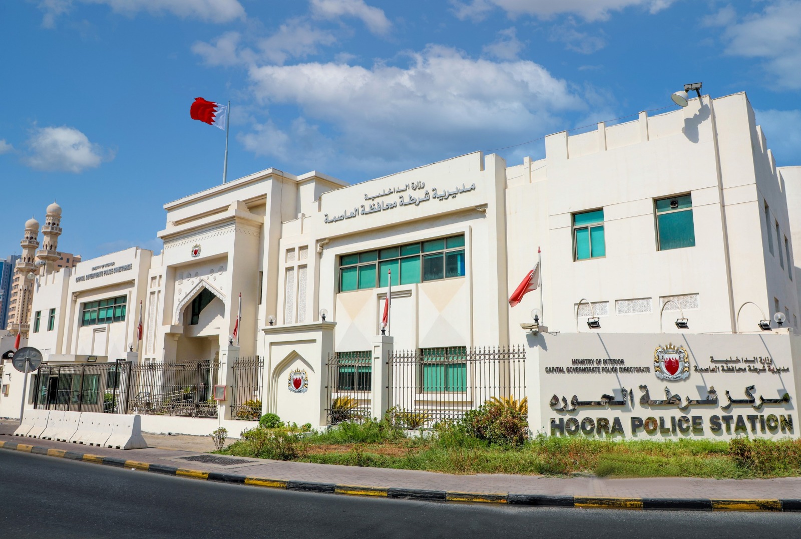 شرطة العاصمة : القبض على شخص لسرقته مبالغ مالية وأجهزة وأدوات من محلات تجارية<